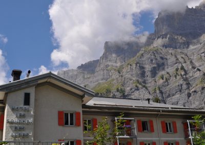 Hotel les sources des alpes omgeven door bergen